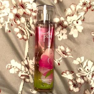 Bath & Body Works sweet pea fragrance mist